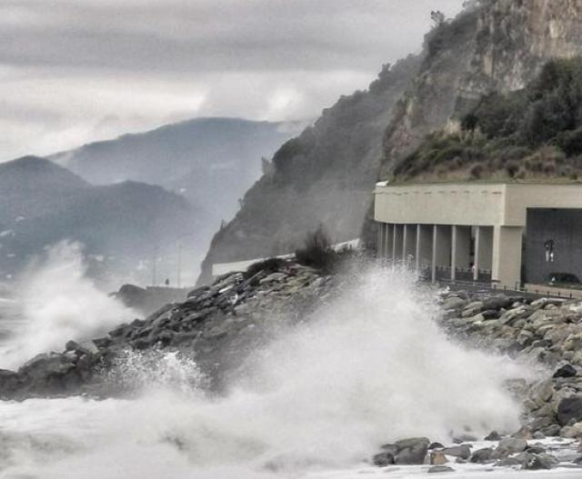 Liguria, a Levante la mareggiata fa paura, a Cavi di Lavagna evacuate 50 persone dal ristorante sulla spiaggia