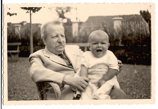 Pollone, 1938. Piero Craveri in braccio a suo nonno Benedetto Croce