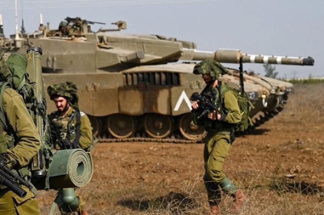 Israele, idf: "Aumentiamo operazioni a Gaza, siamo dentro", Biden vuole fermare Netanyahu, palestinesi assaltano camion aiuti: "Ci danno una scatoletta di tonno al giorno, non abbiamo acqua"