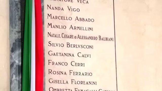Berlusconi nel famedio di Milano, il Pantheon dei &ldquo;grandi milanesi&rdquo;, il fratello Paolo: &ldquo;Critiche? Non ragioniam di lor...&rdquo;