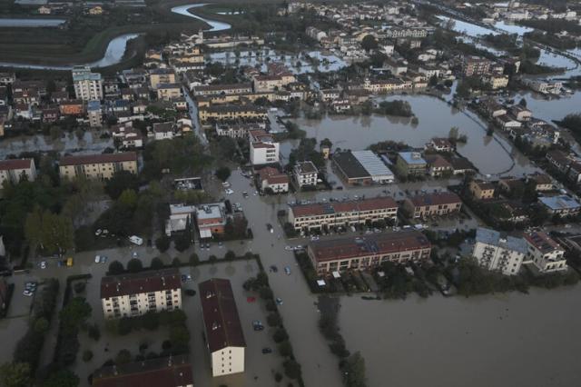 Maltempo in Toscana, a Quarrata (Pistoia) esondato il torrente Stella, superato a Prato il livello di guardia  dell'Ombrone