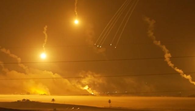 Gaza City accerchiata, schierato sottomarino nucleare Usa, Abu Mazen: "Pronto a governare, servono due Stati"