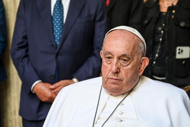 Papa Francesco malore improvviso: "Non sto bene", voce affaticata e dolori all'anca, le condizioni di salute del Pontefice