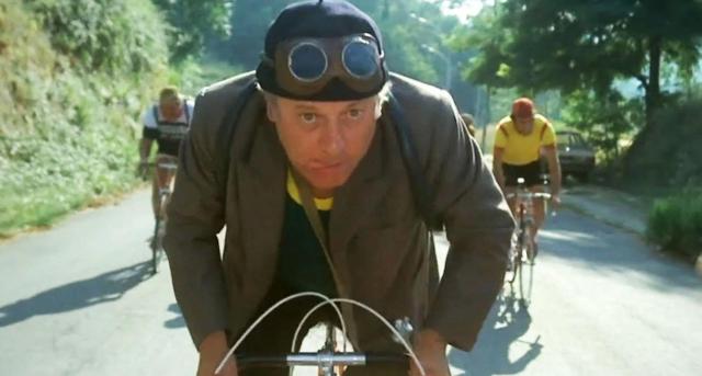 Milano, il dilemma di Fantozzi alle prese con l&rsquo;abbonamento di Atm: rimetterci soldi per 12 giorni oppure perderne 18 prendendo l&rsquo;autobus al volo? 