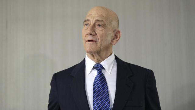 Israele, l'ex premier Olmert: "Netanyahu e i suoi fanatici non vogliono distruggere Hamas ma cacciare tutti i palestinesi e annettere i territori allo stato ebraico"