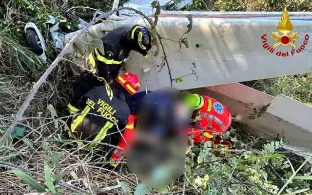 Aereo ultraleggero caduto ad Ancona, feriti i due uomini a bordo: "Uno sbalzato fuori dalla carlinga", ipotesi guasto meccanico