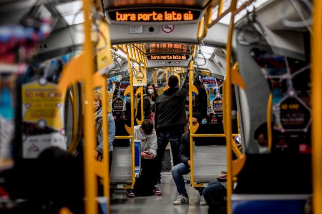 Milano, uomo armato grida "Allah Akbar" in metro, 37enne arrestato dalla polizia, apparteneva&nbsp;all'Isis e ricercato per terrorismo&nbsp;in&nbsp;Algeria