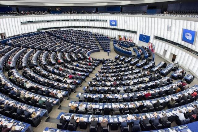 Euro 7, dal Parlamento Ue rinvio di 2 anni alle limitazioni per le auto (2027) e di 4 per i mezzi pesanti (2031) su pressione delle aziende: allentata la morsa della Commissione