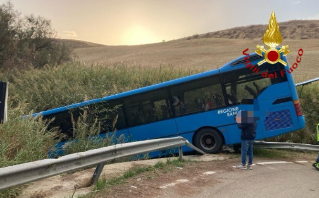 Matera, autobus fuori strada con 50 studenti a bordo, 28 feriti, il web: "Rischiata una nuova Mestre"; ipotesi malore improvviso dell'autista