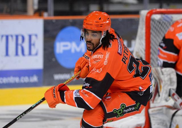 Adam Johnson, svolta nelle indagini sull'hockeysta morto con la gola tagliata in campo, arrestato l'avversario Matt Petgrave con l&rsquo;accusa di omicidio colposo