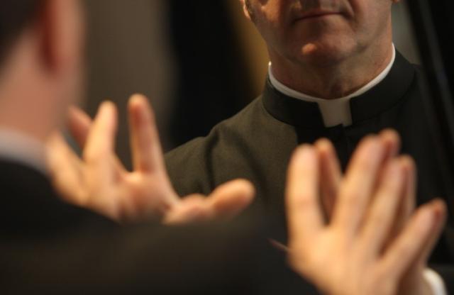 Pedofilia, Cei: "54 vittime in Italia nel 2022, et&agrave; media abusatori 43 anni, maggior parte dei casi avvenuti in parrocchia