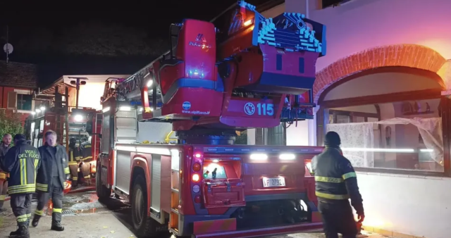 Melegnano, monopattino elettrico parcheggiato in salotto prende fuoco durante la ricarica: casa avvolta dalle fiamme