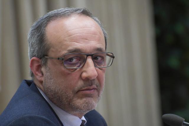 Vaccino Covid, l'ex direttore Aifa Li Bassi: "Hanno messo il green pass anche se sapevano che con il siero ci si infettava lo stesso"