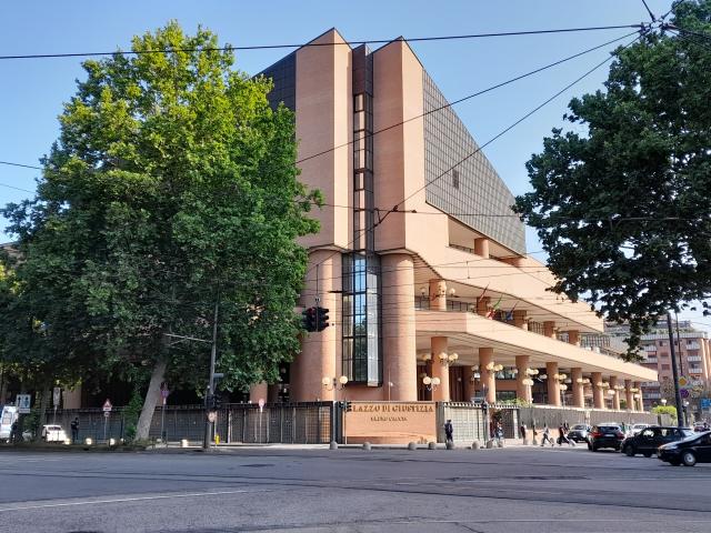 Pinerolo, uccise la madre a martellate dopo che gli aveva detto "cercati un lavoro": 23enne condannato all'ergastolo