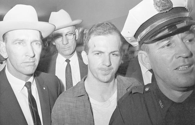 Assassinio John Fitzgerald Kennedy, dalla Cia a Cuba: le teorie cospirazioniste sulla morte del presidente Usa tra foto scomparse, lettere distrutte e testimoni silenziati 