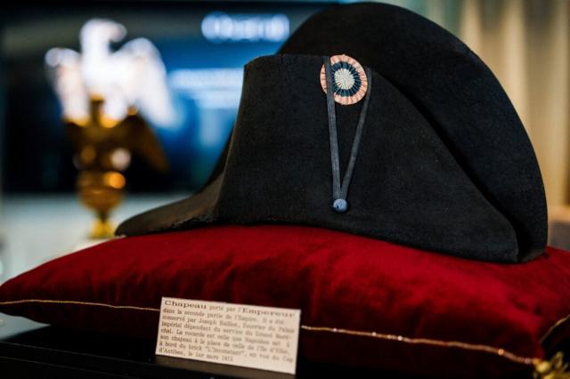 Napoleone, il suo cappello da imperatore venduto all'asta in Francia per la cifra record di quasi 2 milioni di euro