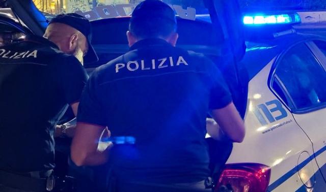 Milano, ragazza fa il gesto antiviolenza delle 4 dita nel pugno: manager del McDonald's di via Torino chiama la polizia che arresta il nord africano con lei