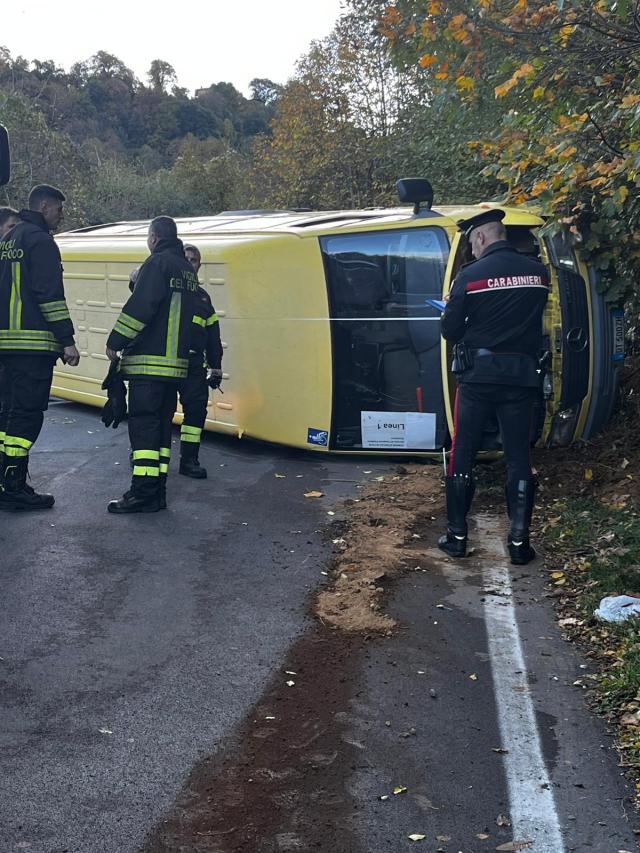 Incidente Roma, scuolabus finisce fuori strada e si ribalta su se stesso, ipotesi malore improvviso dell'autista: conducente, 5 bambini e assistente ricoverati in codice giallo