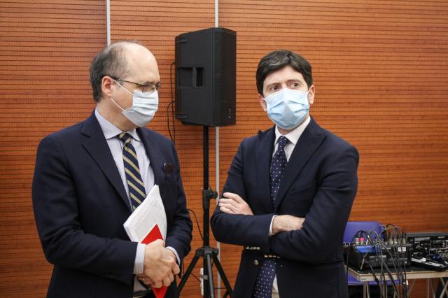 Covid, Roberto Speranza indagato per omicidio, falso ideologico, lesioni personali e corruzione insieme a Nicola Magrini, ex direttore generale Aifa