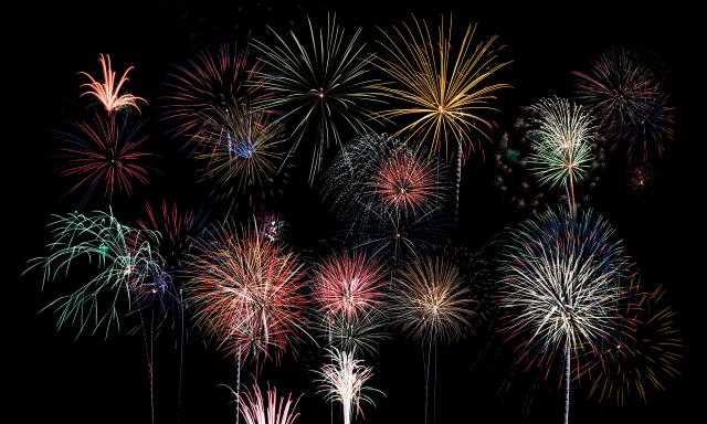 Milano, perch&eacute; fuochi d'artificio ogni notte: dai carichi di droga arrivati ai festeggiamenti per scarcerazioni o compleanni