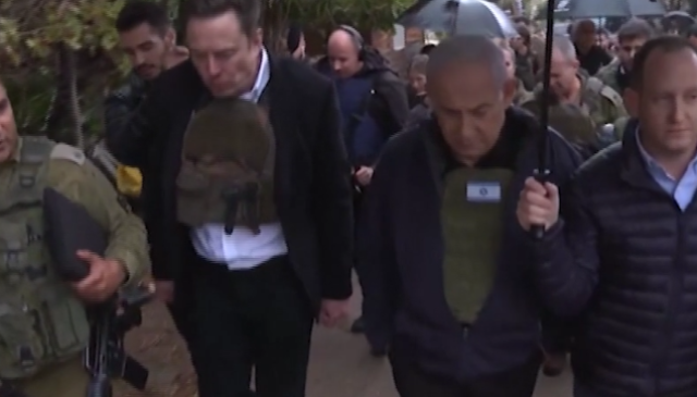 Kfar Aza, Elon Musk visita il kibbutz della bufala dei "40 bambini decapitati" con Netanyahu e promette: "Starlink attivo nella Striscia di Gaza solo con autorizzazione di Tel Aviv"