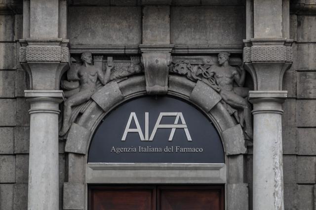 Scandalo vaccini Covid approvati alla cieca, Aifa ammette: "Non avevamo dati su efficacia e reazioni avverse", la confessione choc in una sentenza del Tar
