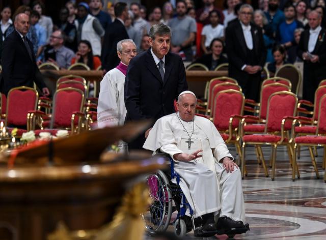 Cop28, annullato viaggio del Papa a Dubai, la richiesta dei medici: "Infiammazione polmonare con difficolt&agrave; respiratorie", dimissioni in arrivo?