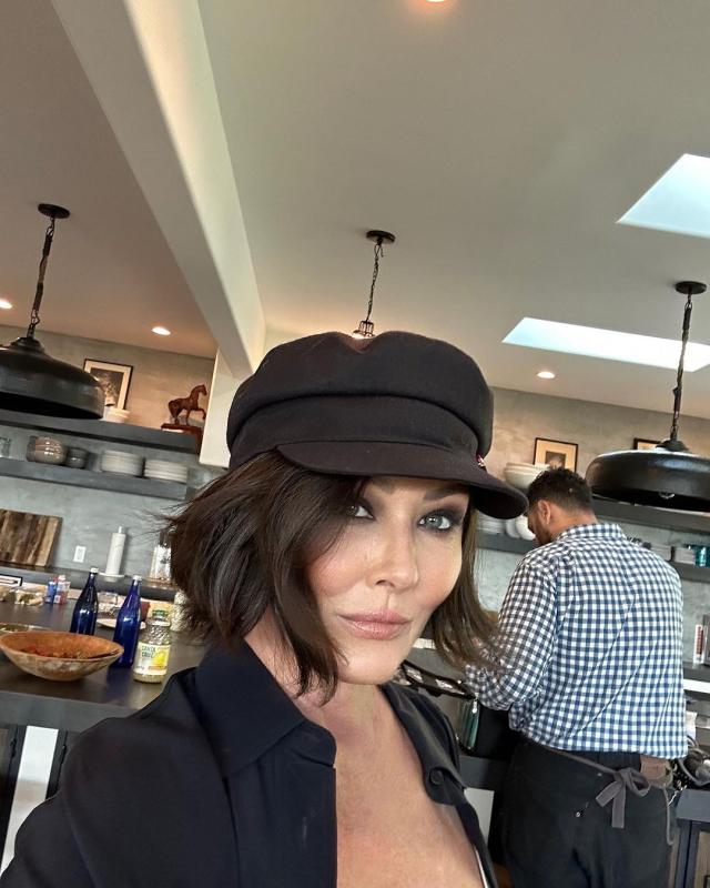 Shannen Doherty, tumore esteso anche alle ossa dopo la scoperta della metastasi al cervello, l'attrice: "Non ho smesso di vivere"