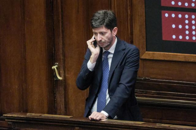 Inchiesta vaccini Covid, giallo su archiviazione Speranza, Pozzolo (FDI): "Perch&eacute; la conosceva prima delle parti offese a cui non era stata notificata?", ipotesi fuga di notizie