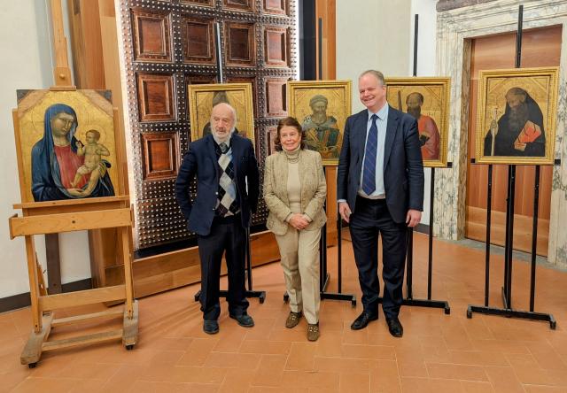 Eike Schmit con gli ex proprietari dei dipinti, il Barone Ludovico e la Baronessa Eva Basile