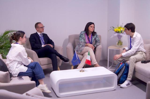 COP28, il viceministro Gava con i giovani attivisti pro nucleare 