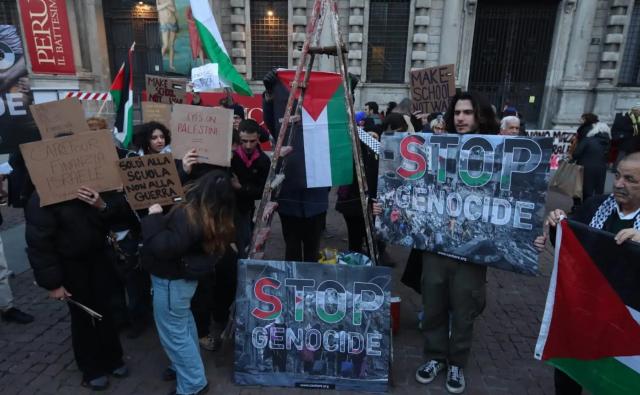 Prima della Scala 2023, proteste nella piazza contro guerra Israele, cori e cartelli pro Palestina: &ldquo;Stop genocide&rdquo;