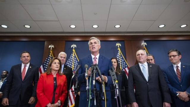 Ucraina, i repubblicani Usa bloccano &ldquo;aiuti&rdquo; a Kiev. Droni, Apache e Blackhawk, tutte le armi chieste da Zelensky