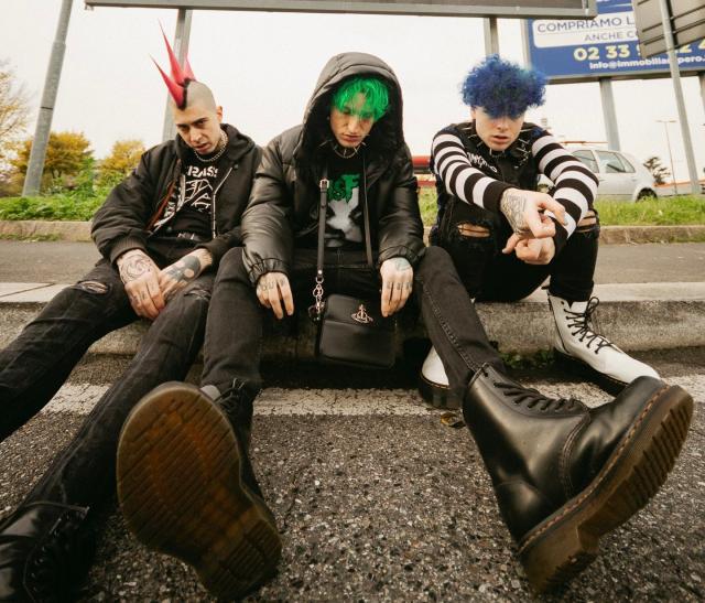 Sanremo 2024, La Sad a rischio esclusione, CODACONS: "Testi contro le donne". Fiorello: "Amadeus li sta catechizzando"