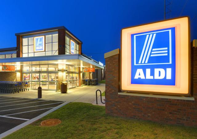 Svizzera,  i supermercati Aldi portano il salario minimo a 5mila euro al mese per far lavorare tranquilli i dipendenti