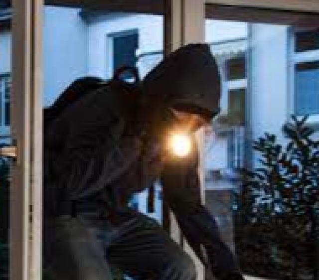 Genova, escalation di furti in ville e appartamenti, i ladri rubano anche i regali di Natale a una bimba