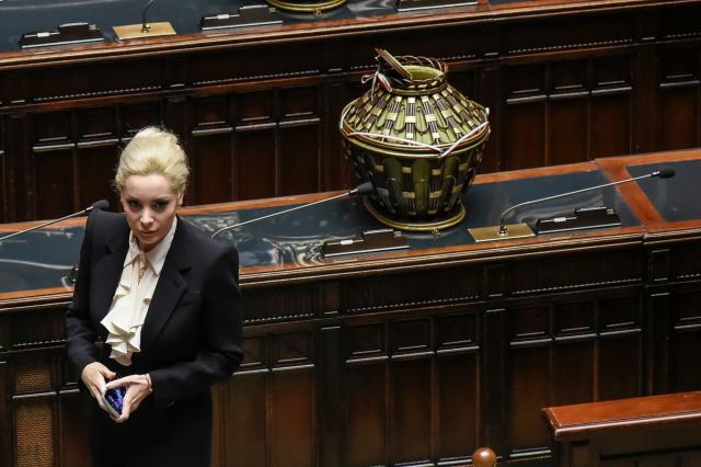 Marta Fascina si ispira a 'Unica' di Ilary Blasi, presto un docu-film sulla storia d'amore con Silvio Berlusconi, ma lei smentisce