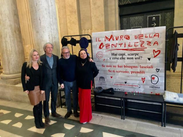 Mercato Centrale Milano e Grandi Stazioni Retail, inaugurato il Muro della Gentilezza per promuovere la solidariet&agrave; 