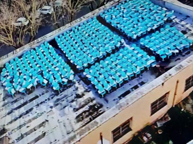 I banchi a rotelle finiscono abbandonati sul tetto del liceo Aristofane, il web: "Centinaia di migliaia di euro buttati"