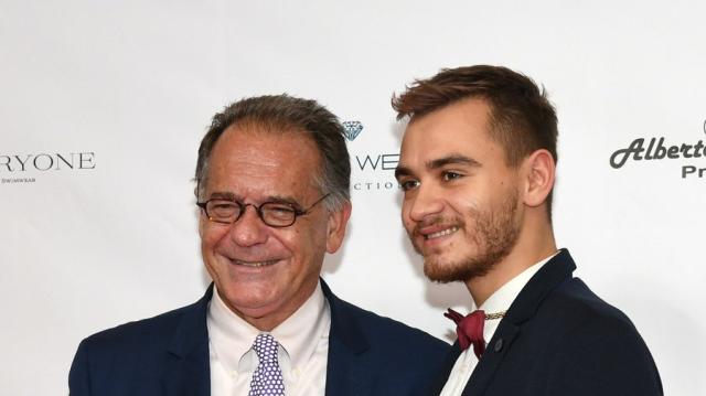 Cecchi Paone si sposa con Simone Antolini: &ldquo;con sua figlia siamo una famiglia&rdquo;, il web: &ldquo;Una vergogna, la bimba avrebbe bisogno di una mamma&rdquo;