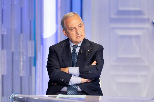 Vaccino Covid, il &ldquo;prontuario&rdquo; di Vaia (DG Prevenzione) in vista del Natale: evitare abbracci coi nonni, fare i tamponi e inocularsi a prescindere