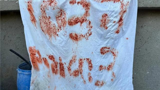 Ostaggi uccisi da soldati israeliani "per errore", foto SOS scritto su lenzuolo con cibo avanzato prima della morte