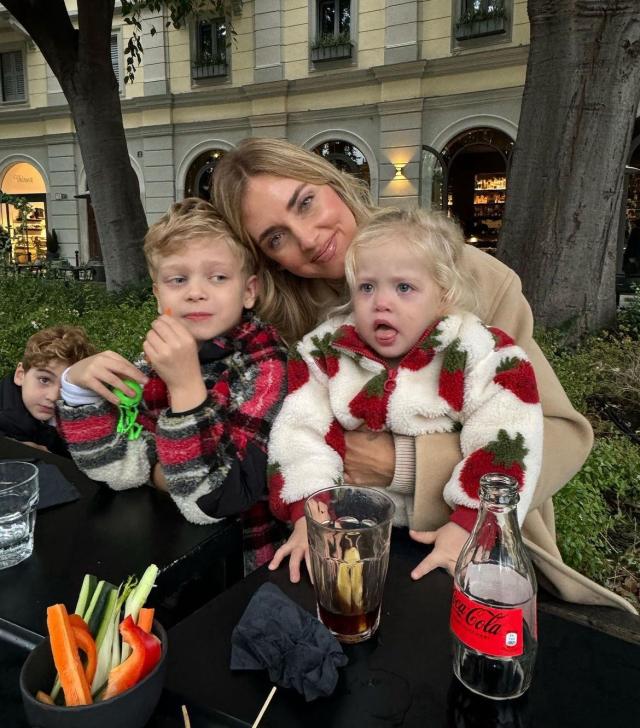 Ferragni, prima uscita pubblica al parco coi figli dopo lo scandalo del pandoro: "Sto bene", deserto il suo store milanese