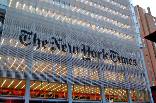 New York Times fa causa a OpenAI e Microsoft: &ldquo;Usati milioni di articoli per addestrare chatbot, danni per miliardi di dollari&rdquo;