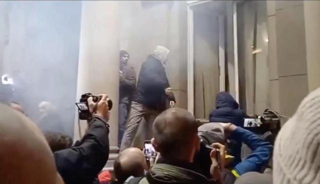 Serbia, scontri tra la polizia e i manifestanti per presunti brogli elettorali. Una rivoluzione colorata per fortuna fallita?