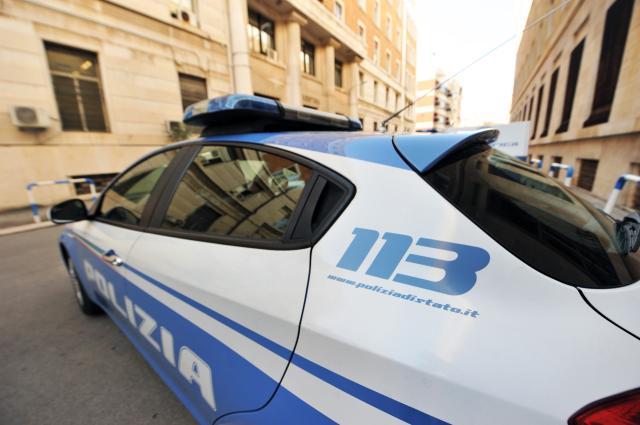 Pavia, ragazza 15enne violentata da un 25enne conosciuto su Instagram tenta il suicidio buttandosi nel Ticino: salvata dalla Polizia