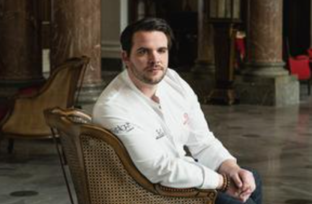 Chef stellato licenziato da un hotel 5 stelle di Biarritz: &ldquo;Ha legato l&rsquo;aiuto-cuoco a una sedia con una mela in bocca e una carota nel sedere&rdquo;