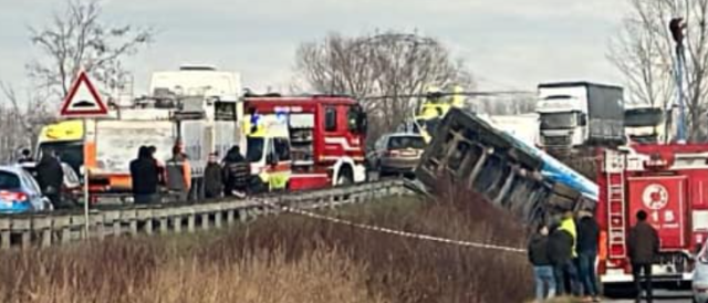 Pordenone, incidente sulla Cimpello Sequals, scontro tra tir e ambulanza: 3 morti e 2 feriti