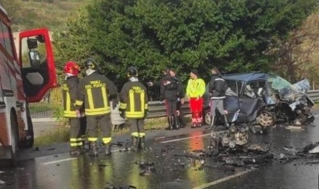 Incidente a Catanzaro, scontro frontale tra 2 auto sulla statale Jonica, morti 4 giovani. Avevano tra i 19 e i 35 anni