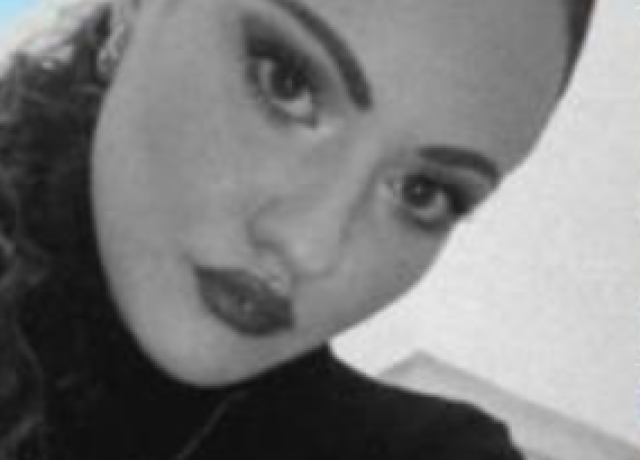 Roberta Bertacchi, giallo sulla ragazza trovata impiccata a Lecce con una sciarpa sul balcone di casa. Ipotesi suicidio: ascoltato il fidanzato